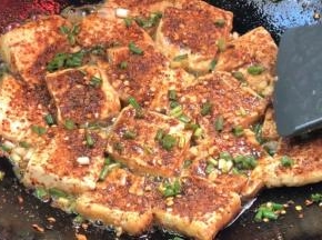 中火继续煎至表面变色