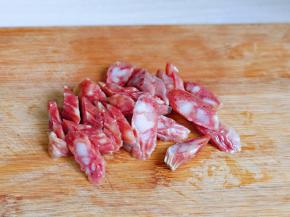 首先将腊肠切片，建议不要切的太薄。