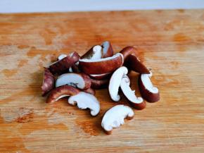 香菇去根，洗干净，切片。