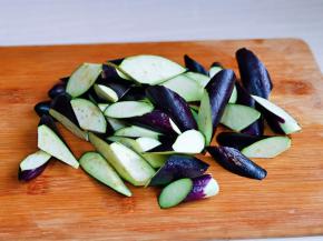 茄子洗干净，滚刀切。