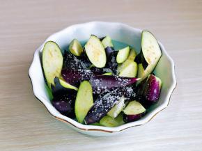 切好的茄子放入大口器具中，撒上1g盐，抓拌均匀，腌制10分钟。