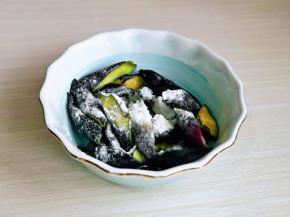 腌制好的茄子会有水分出来，将水分挤干，再加入面粉，抓拌均匀。