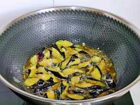 起油锅，油温8成热时加入茄子，大火炸1分钟，再转中火炸1分钟捞出。