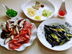 葱姜蒜去皮切好。红绿辣椒洗干净再切段。