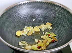 起油锅，加入香料煸炒，炒出香味。