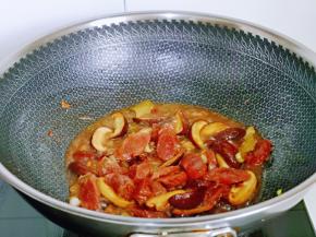 加入半小碗水，煮2分钟。