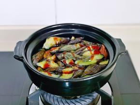 再把炸好的茄子盖在上面，挤上蚝油，小火，小火，小火焖炖10分钟。