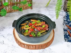 趁热撒上红绿辣椒。