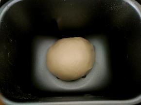 将水油皮材料放进面包机，揉至出膜，静置半小时