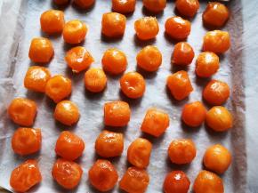 咸蛋黄事先泡油2-3天，放入烤盘，喷适量高度白酒，放入烤箱中层，上下火150度5分钟，冷却备用