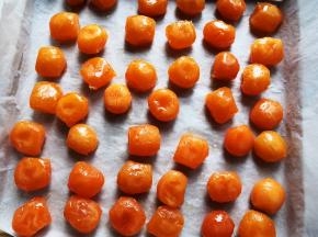 咸蛋黄事先泡油2-3天，放入烤盘，喷适量高度白酒，放入烤箱中层，上下火150度5分钟，冷却备用