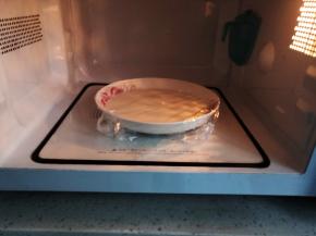 表面盖保鲜膜，放微波炉高火加热2分钟