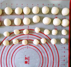 将水油皮和油酥各分成16份，滚圆