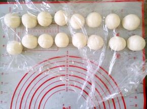 滚圆，盖保鲜膜静置15分钟