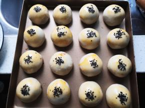 表面抹蛋黄，撒黑芝麻