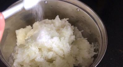 加少许盐，充分拌匀，腌制10分钟以上