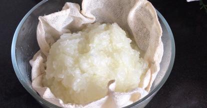 把腌制好的冬瓜，倒入纱布中，包紧挤干水分