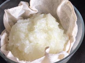 把腌制好的冬瓜，倒入纱布中，包紧挤干水分