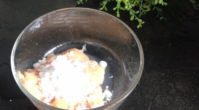 加入料酒和少许干淀粉拌匀，腌制备用