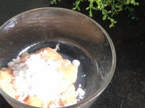 加入料酒和少许干淀粉拌匀，腌制备用