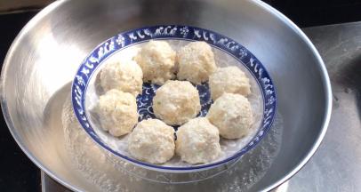 摆入盘中，放入开水锅中蒸15分钟