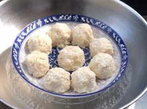 摆入盘中，放入开水锅中蒸15分钟