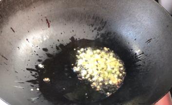 起锅热油，放入蒜末爆香