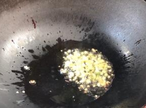 起锅热油，放入蒜末爆香