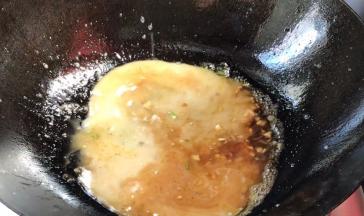 淋入淀粉水勾芡