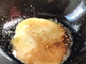 淋入淀粉水勾芡