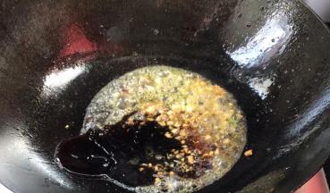 加入生抽、蚝油拌匀