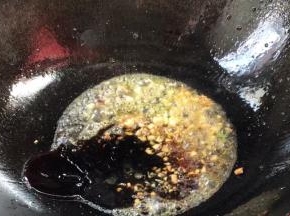 加入生抽、蚝油拌匀