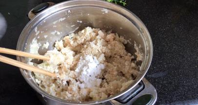 加入干淀粉，搅拌均匀