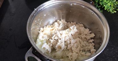 倒入刚才的容器内，加入豆腐，捏成泥