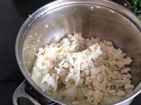 倒入刚才的容器内，加入豆腐，捏成泥