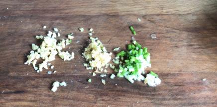 备好葱花、姜末、蒜末