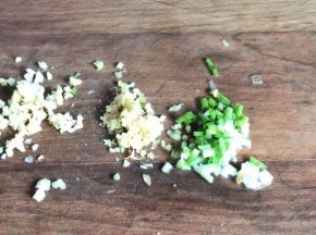 备好葱花、姜末、蒜末