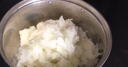 冬瓜剁成末，放入大点的容器中