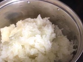 冬瓜剁成末，放入大点的容器中