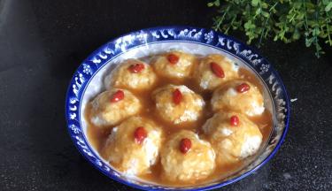 把芡汁浇在冬瓜丸子上面