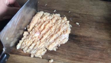 鸡胸肉切成片再切丝、切末，再用刀背剁成泥