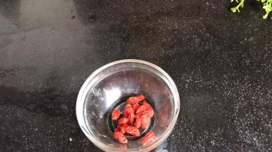 枸杞用开水洗净，沥水