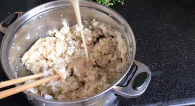 加入猪油，拌匀