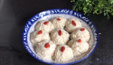 取出蒸好的冬瓜丸子，放入枸杞