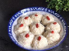 取出蒸好的冬瓜丸子，放入枸杞