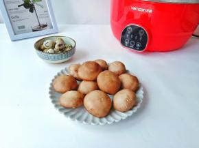 香菇要挑口深一点的，小口的鹌鹑蛋很容易滑出。