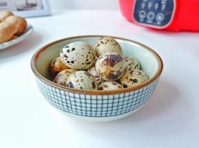 鹌鹑蛋中氨基酸种类齐全，含量丰富，鹌鹑蛋还含有较高的蛋白质，当然也可以用肉沫或者虾泥替代，主要看个人口味来定。