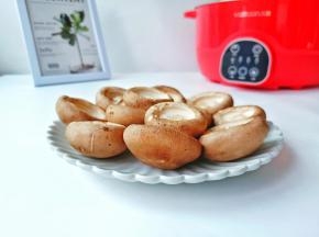 将香菇的柄去掉。