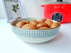 准备一碗清水，加入一勺盐拌匀，放入香菇浸泡五分钟，洗净捏干水分。