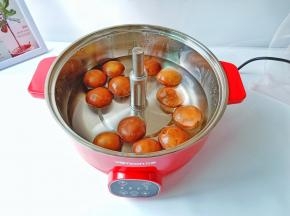 万慕智能升降锅放适量的清水，放入香菇。
